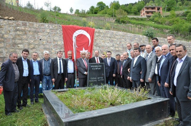 Eski Milletvekili Mustafa Cumur Mezarı Başında Dualarla Anıldı
