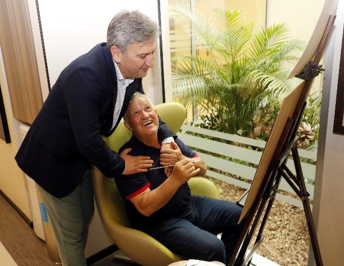 Kanser Hastalarına Sanat Merkezli Tedavi