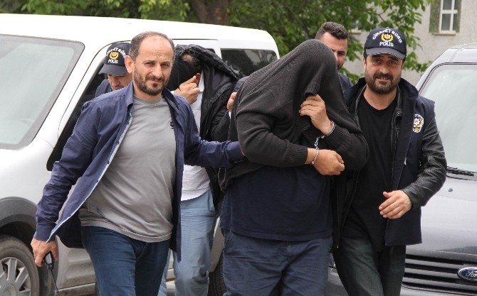 Cezaevi Önünde Silahlarla Yakalandılar