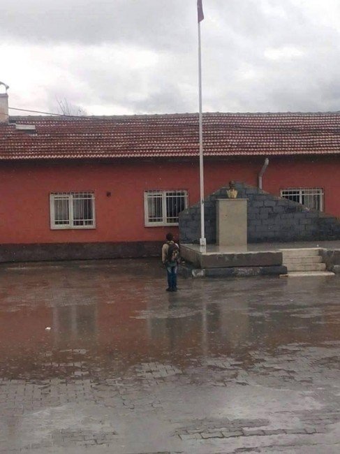 Yağmurda Tek Başına İstiklal Marşı Okuyan Çocuk Sosyal Medyada Rekor Kırdı