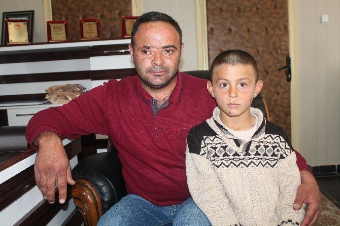 Yağmurda Tek Başına İstiklal Marşı Okuyan Çocuk Sosyal Medyada Rekor Kırdı