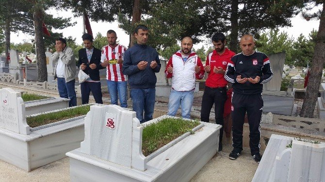 Sivasspor Taraftarları Kayserispor Maçında Ölenleri Mezarı Başında Andı