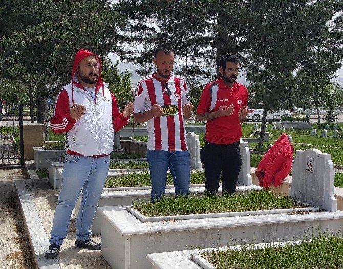Sivasspor Taraftarları Kayserispor Maçında Ölenleri Mezarı Başında Andı