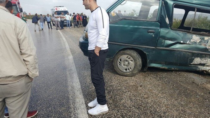 İşçileri Taşıyan Minibüs İle Tır Çarpıştı: 1 Ölü, 6 Yaralı
