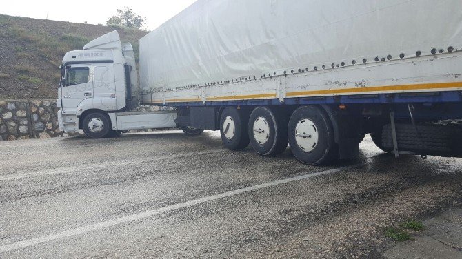 İşçileri Taşıyan Minibüs İle Tır Çarpıştı: 1 Ölü, 6 Yaralı