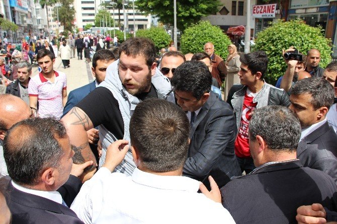 Anayasa Standına Silahla Gelen Şahıs Gözaltına Alındı