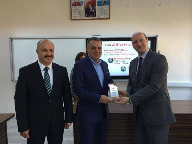 Yomra Milli Eğitim Müdürlüğü’nden Başkan Sağıroğlu’na Plaket
