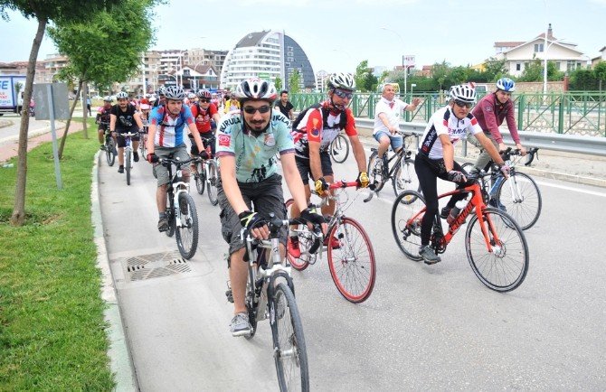 Bisiklet Tutkunları Sağlık Ve Çevre İçin Pedal Çevirdi