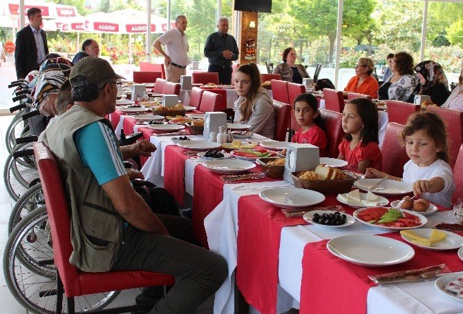 Başkan Erener, Engelliler İle Kahvaltıda Bir Araya Geldi