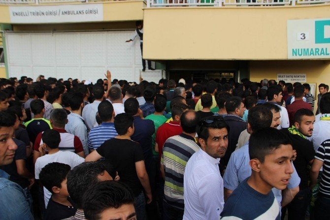 Dışarıda Kalan Taraftarlar Duvarlara Tırmanıp Maça Girdi