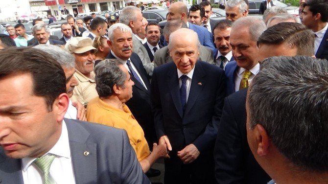 Devlet Bahçeli, Memleketi Osmaniye’de "Hareketin Lideri Devlet Bahçeli" Sloganlarıyla Karşılandı