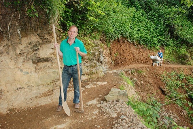 Kendi Yolunu Kendi Yaptı