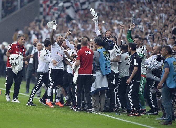 Şampiyon Beşiktaş, Kutlamalara Statta Başladı
