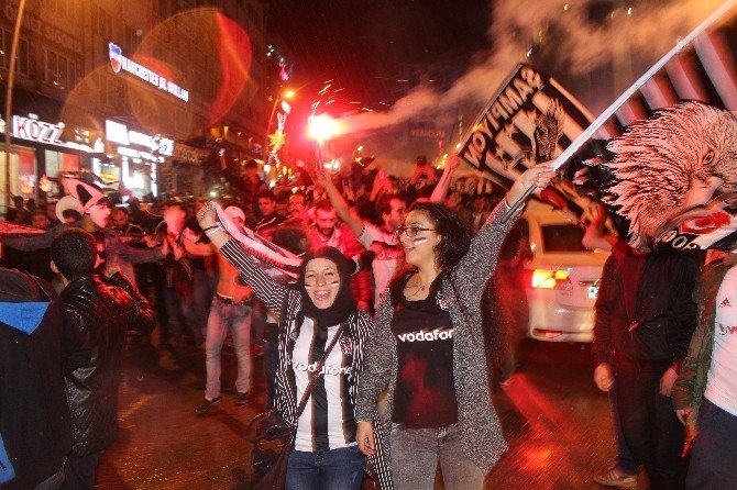 Beşiktaş Taraftarları Şampiyonluğu Havuza Atlayarak Kutladı