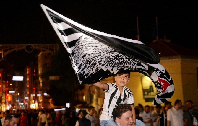Beşiktaşlı Taraftarlar Şampiyonluğu Taksim’de Kutladı