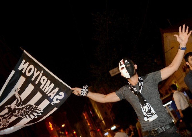Beşiktaşlı Taraftarlar Şampiyonluğu Taksim’de Kutladı