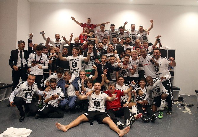 Beşiktaşlılar’dan Şampiyonluk Pozu