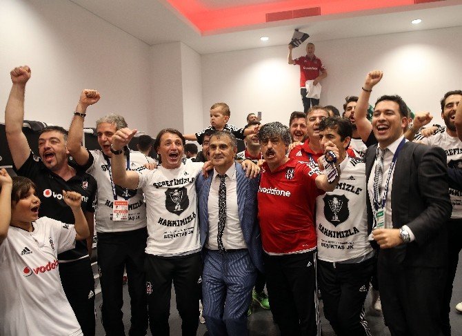 Beşiktaşlılar’dan Şampiyonluk Pozu