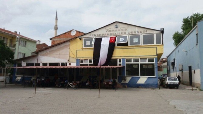 Osmancık Fenerbahçeliler Derneği’ne Beşiktaş Bayrağı Asıldı