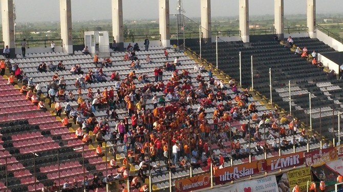 Galatasaraylı Taraftarlar Akhisar Maçına İlgi Göstermedi