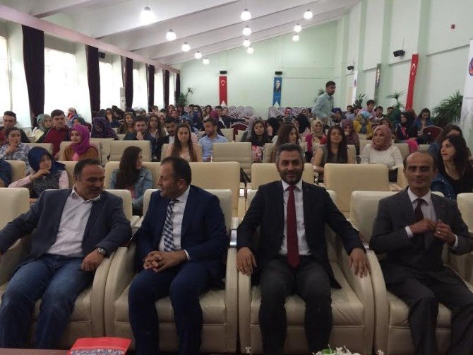 Üniversite Öğrencilerine Meslek Seçimi Konusunda Bilgilendirme