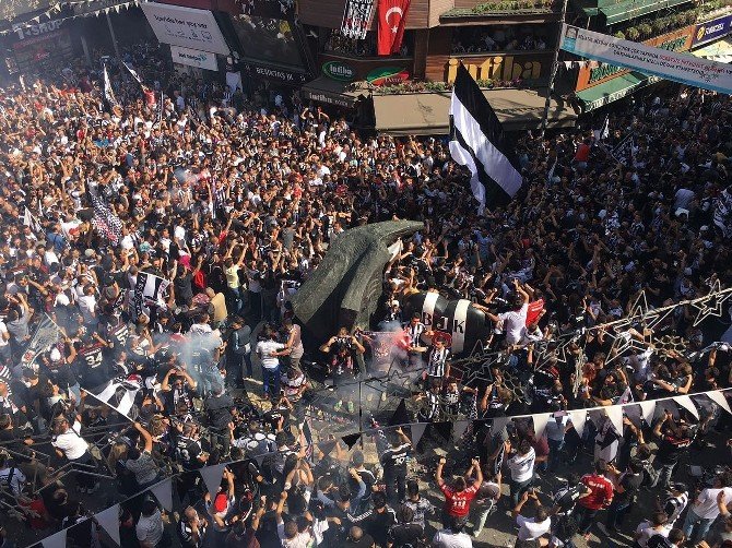 Taraftarlar, Beşiktaş Çarşı’ya Akın Etti