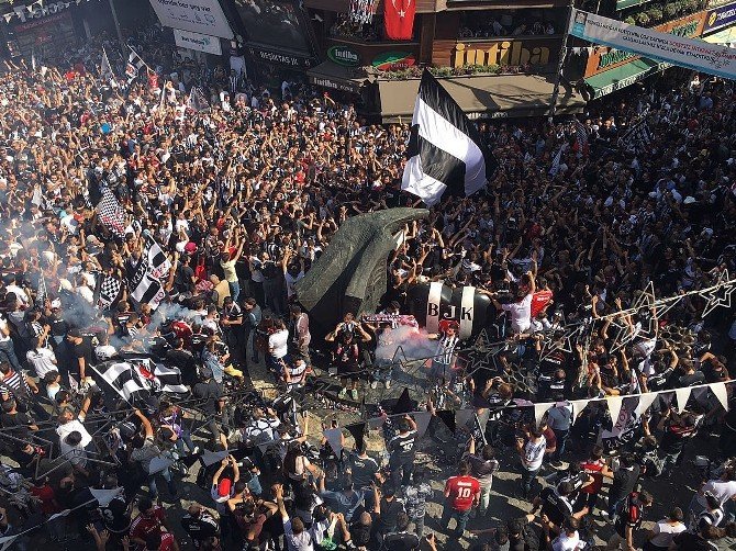 Taraftarlar, Beşiktaş Çarşı’ya Akın Etti