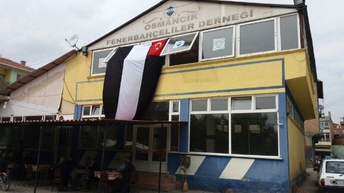 Osmancık Fenerbahçeliler Derneği’ne Beşiktaş Bayrağı Asıldı