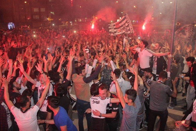 Beşiktaşlılar Galibiyeti Doyasıya Kutladı