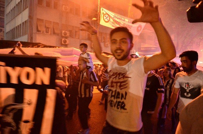 Beşiktaş’ın Şampiyonluğunu Yağmur Altında Kutladılar