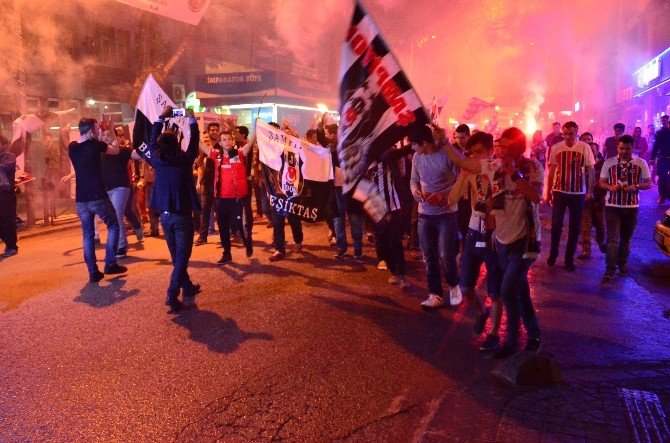 Beşiktaş’ın Şampiyonluğunu Yağmur Altında Kutladılar