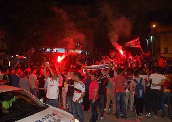 Şampiyonluğu Galatasaray Ve Beşiktaşlılar Birlikte Kutladı