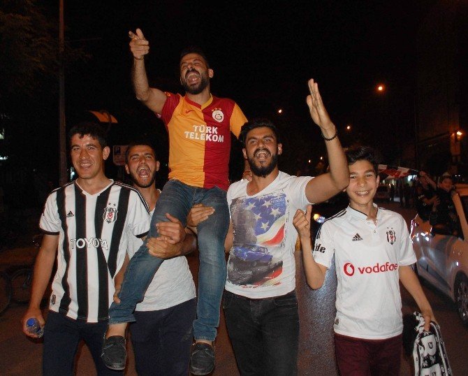 Şampiyonluğu Galatasaray Ve Beşiktaşlılar Birlikte Kutladı
