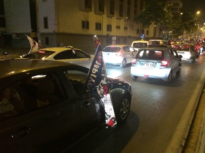 İzmir’de Beşiktaşlı Taraftarların Şampiyonluk Coşkusu