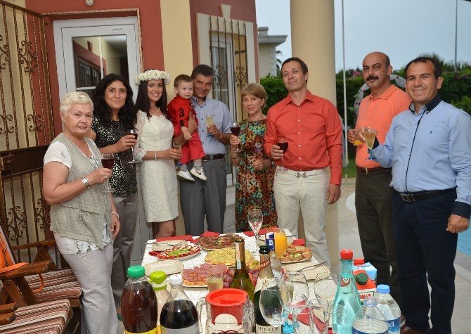 Rus Ve Ukraynalı Çift, Nikahını Kemer’de Kıydırdı