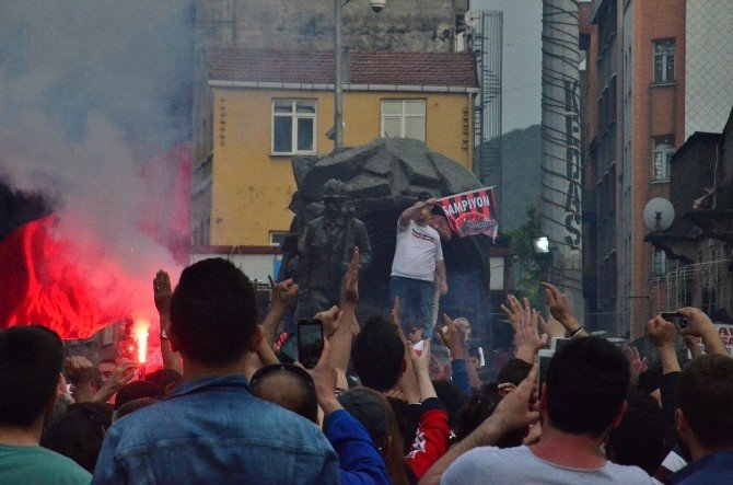 Kömürspor 2. Lig’e Yükseldi Taraftarlar Şampiyonluğu Kutladı