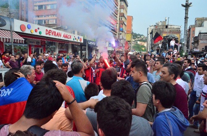Kömürspor 2. Lig’e Yükseldi Taraftarlar Şampiyonluğu Kutladı