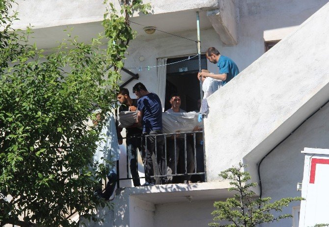 Lise Öğrencisi Evinde Ölü Bulundu