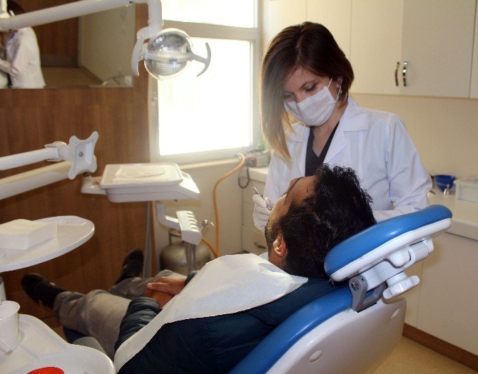 "Doğal Dişlere Gösterilen Özen, Protez Dişlere De Gösterilmeli"