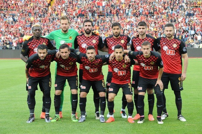 Eskişehirspor, Yarım Asırlık Evine Çıkan Olaylarla Veda Etti