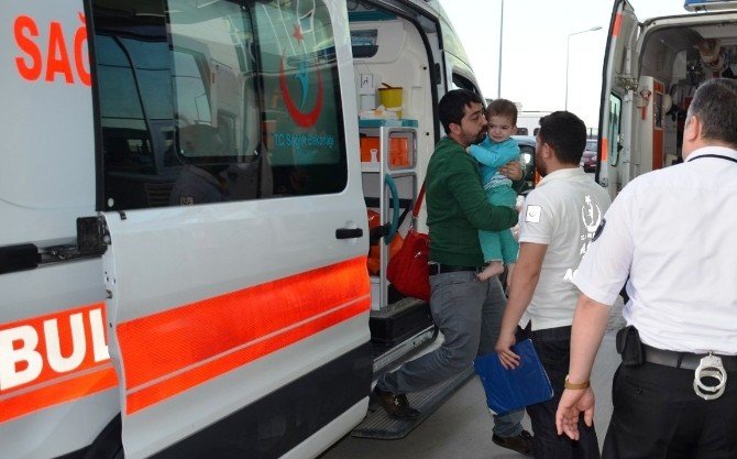 Minibüsün Çarptığı Anne Ve Kızı Yaralandı