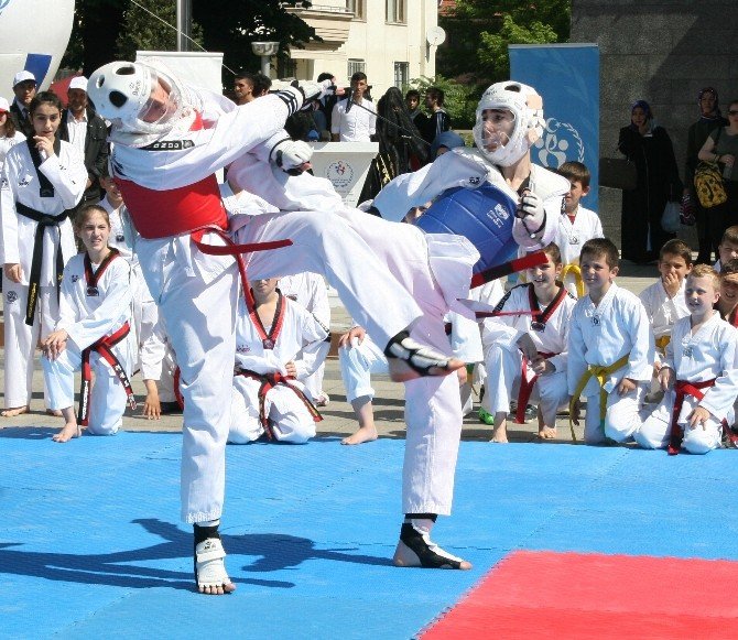 Gençler Ellerinde Dev Bayrak İle Yürüdüler