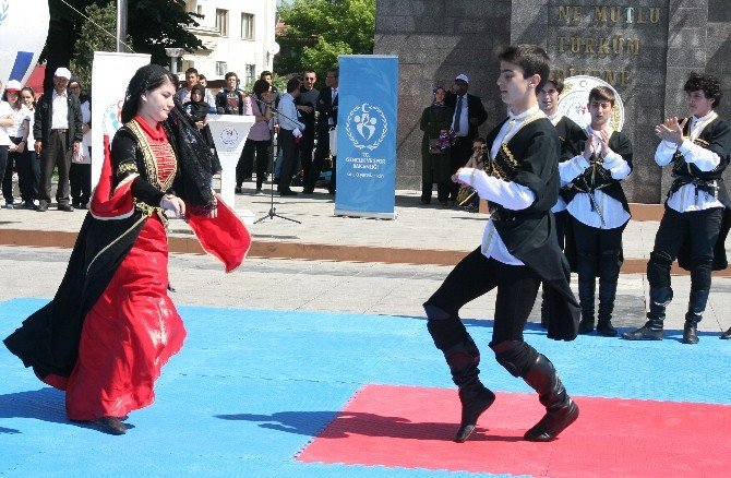 Gençler Ellerinde Dev Bayrak İle Yürüdüler