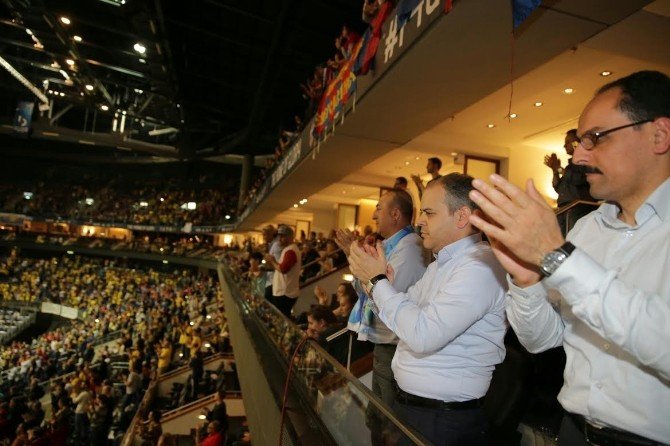 Bakan Kılıç, Fenerbahçe Erkek Basketbol Takımını Kutladı