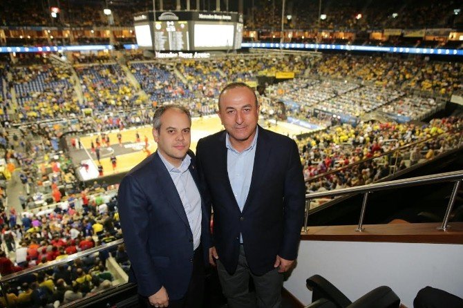Bakan Kılıç, Fenerbahçe Erkek Basketbol Takımını Kutladı