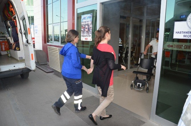 Minibüsün Çarptığı Anne Ve Kızı Yaralandı