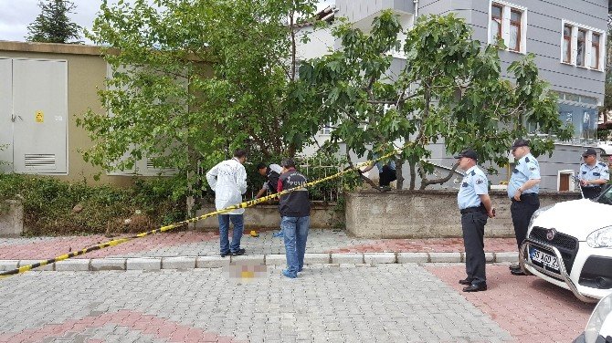 Emekli Mühendis Sokakta Tabancayla Kendini Vurdu