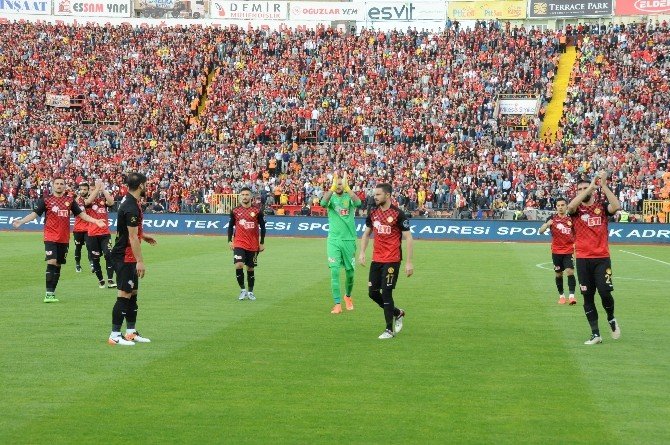 Eskişehirspor, Yarım Asırlık Evine Çıkan Olaylarla Veda Etti
