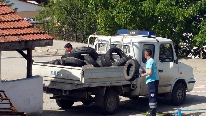 Sinekle Mücadelede Araç Lastikleri Toplanıyor
