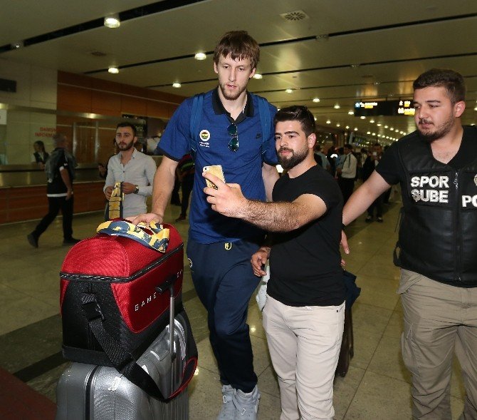 Avrupa İkincisi Fenerbahçe Yurda Döndü